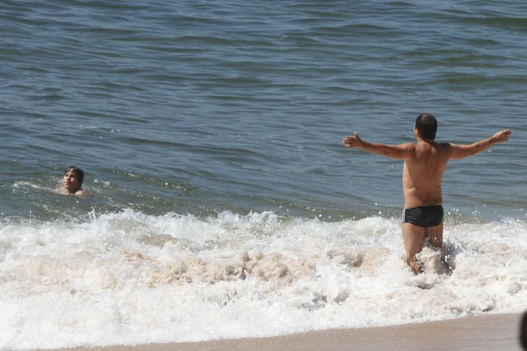 Marcos Frota leva o filho Davi à praia