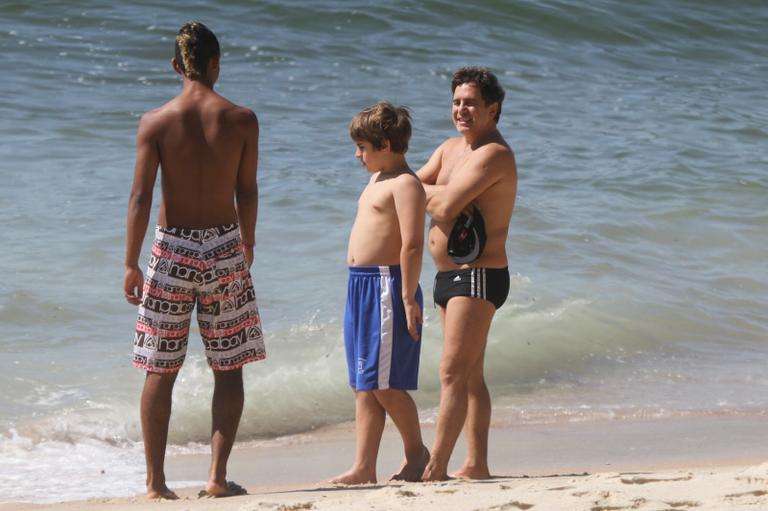 Marcos Frota leva o filho Davi à praia