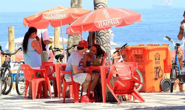 Felipe Dylon e Aparecida Petrowky curtem praia após casamento