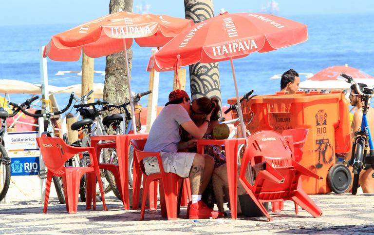 Felipe Dylon e Aparecida Petrowky curtem praia após casamento