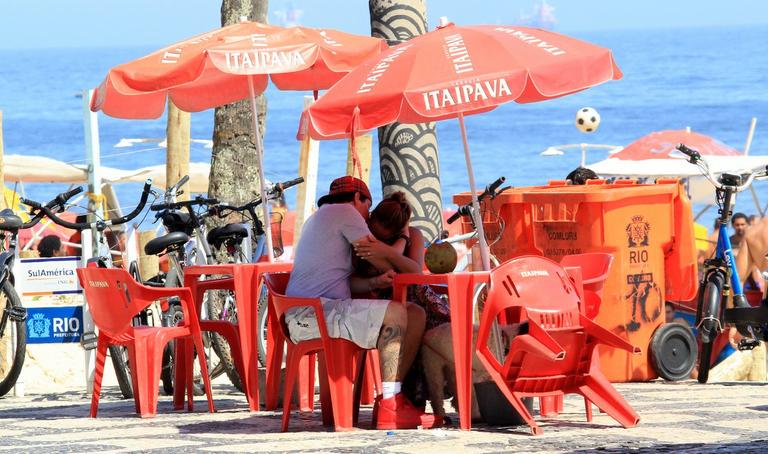 Felipe Dylon e Aparecida Petrowky curtem praia após casamento