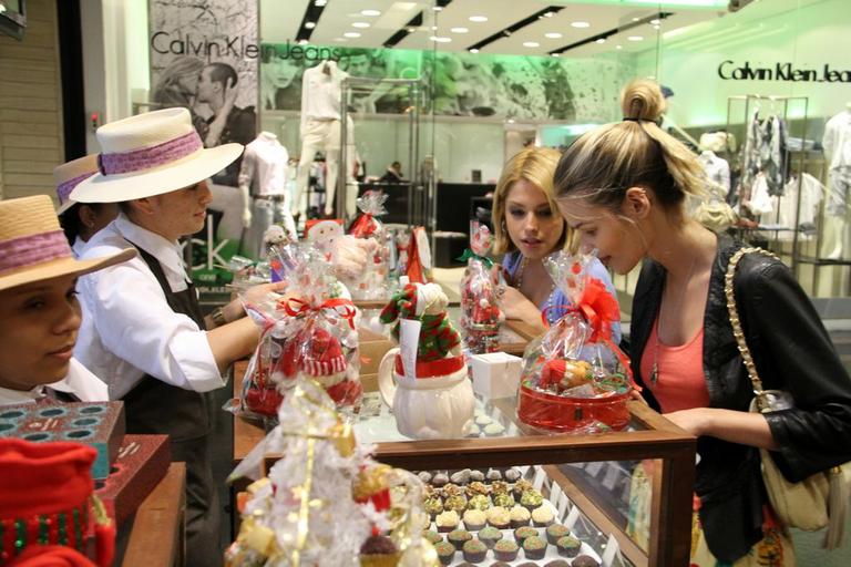 Yasmin Brunet e Thaís Fersoza passeiam em shopping carioca