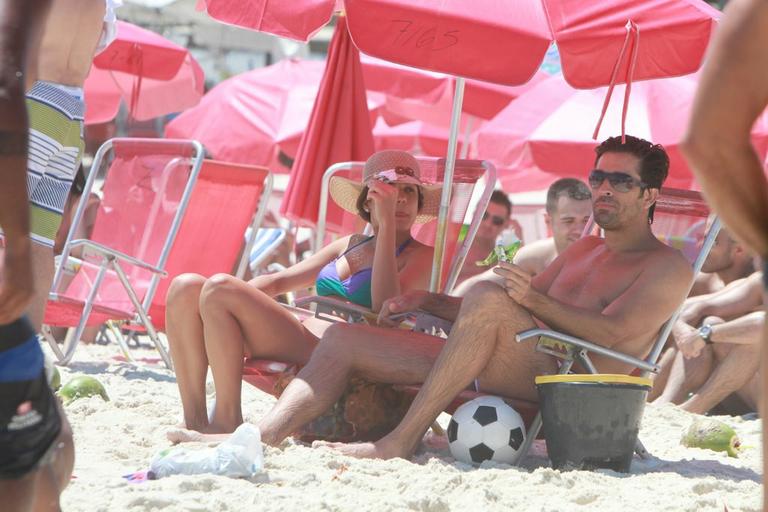 Nívea Stelmann e Sanzio Gontijo Bernandes na praia da Barra da Tijuca