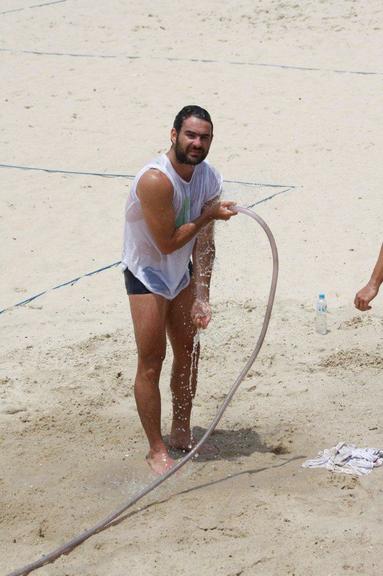 Thierry Figueira joga futevôlei na praia do Leblon