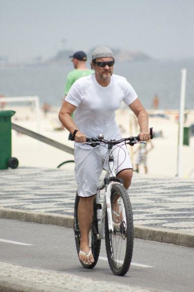 Para manter a boa forma, Antônio Calloni anda de bicicleta no Rio