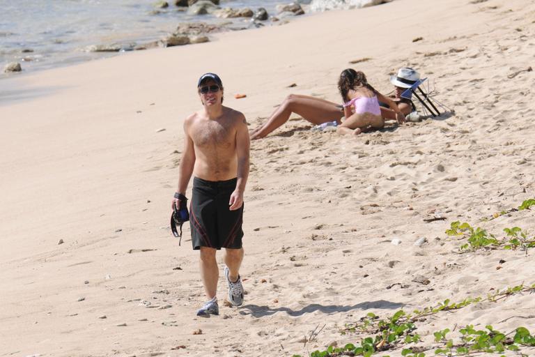 Jon Bon Jovi exibe boa forma na ilha de St. Barts, no Caribe