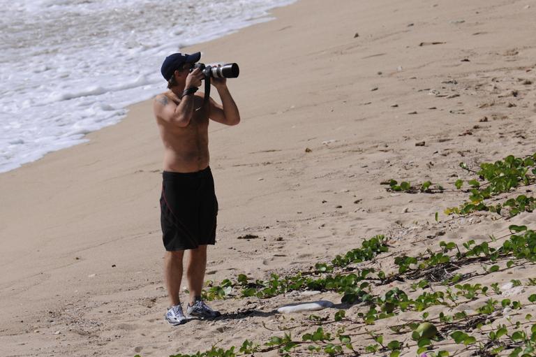 Jon Bon Jovi exibe boa forma na ilha de St. Barts, no Caribe