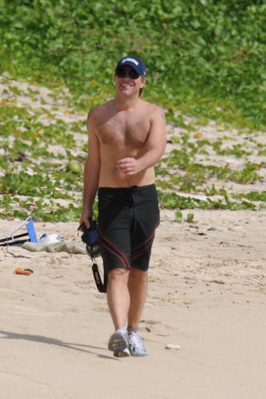 Jon Bon Jovi exibe boa forma na ilha de St. Barts, no Caribe