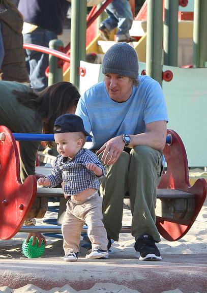 Owen Wilson se diverte com o filho Robert em um parque de Los Angeles