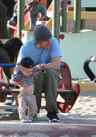 Owen Wilson se diverte com o filho Robert em um parque de Los Angeles