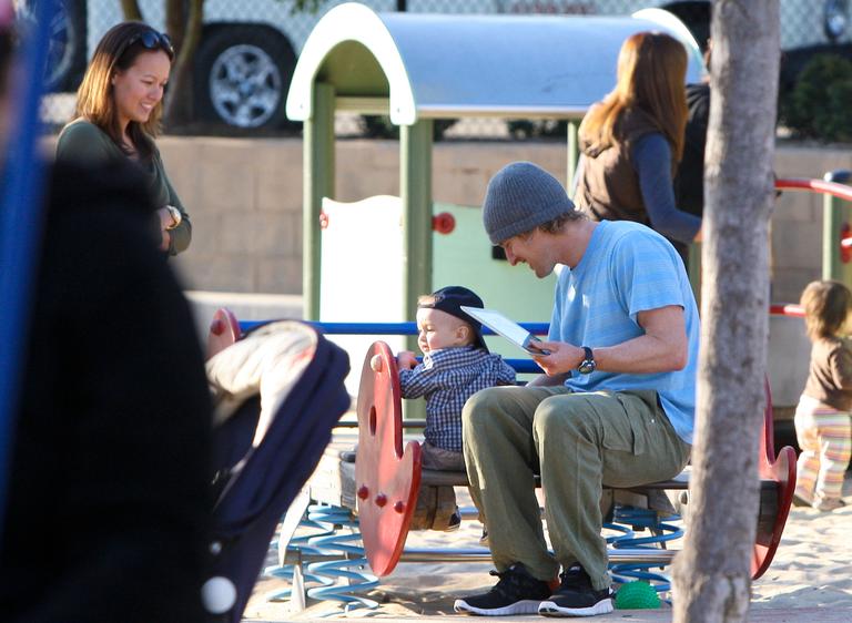 Owen Wilson se diverte com o filho Robert em um parque de Los Angeles