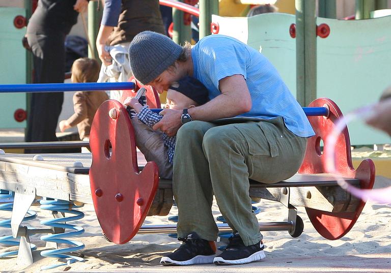 Owen Wilson se diverte com o filho Robert em um parque de Los Angeles