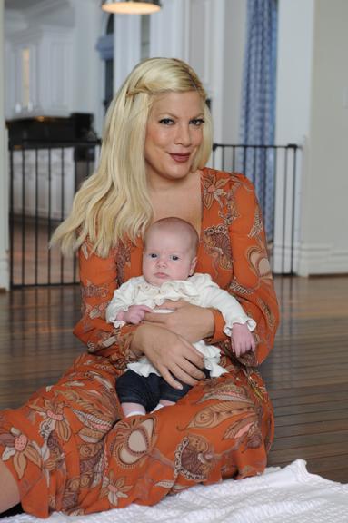 Tori Spelling  e sua filha recém-nascida, Hattie Margaret