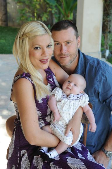 Tori Spelling com o marido, Dean McDermott, e sua filha recém-nascida, Hattie Margaret