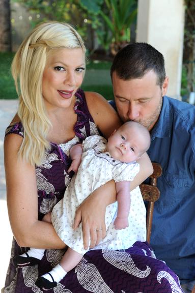 Tori Spelling com o marido, Dean McDermott, e sua filha recém-nascida, Hattie Margaret