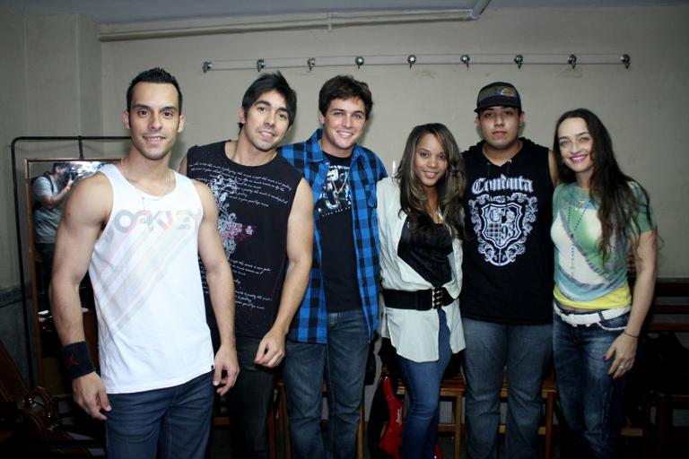 Felipe Dylon com sua banda, a esposa Aparecida e a mãe, Maria Lúcia