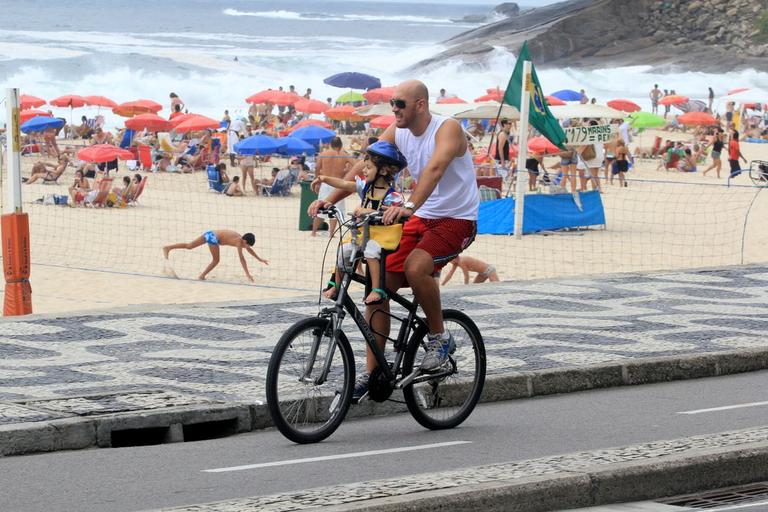 Nalbert anda de bicicleta com a filha, Rafaela