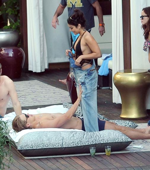 Vanessa Hudgens troca carinhos e se diverte com o namorado Austin Butler em Miami