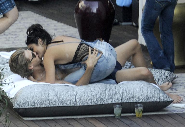 Vanessa Hudgens troca carinhos e se diverte com o namorado Austin Butler em Miami