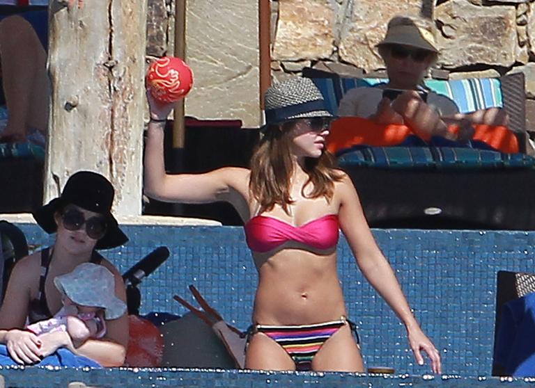  Jessica Alba na praia com as filhas