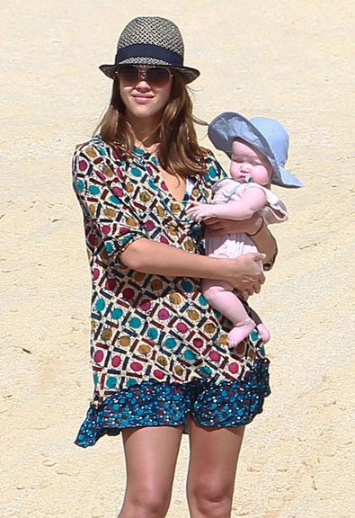  Jessica Alba na praia com as filhas