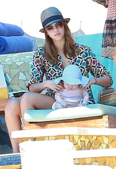  Jessica Alba na praia com as filhas