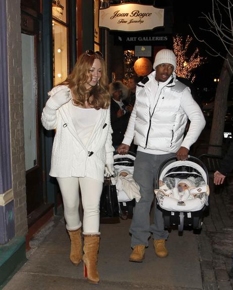 Mariah Carey com seu marido, Nick Cannon, e os filhos na noite de Réveillon, em Aspen