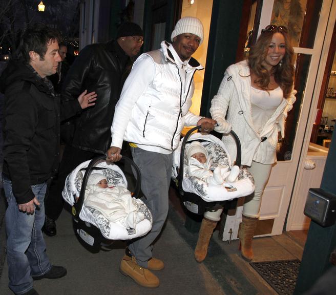 Mariah Carey com seu marido, Nick Cannon, e os filhos na noite de Réveillon, em Aspen