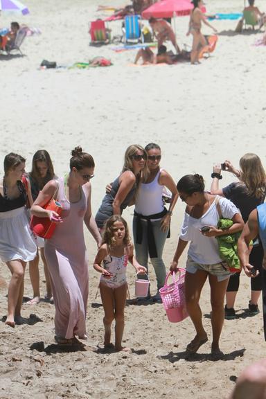 Susana Werner tira foto com fã na praia do Rio de Janeiro