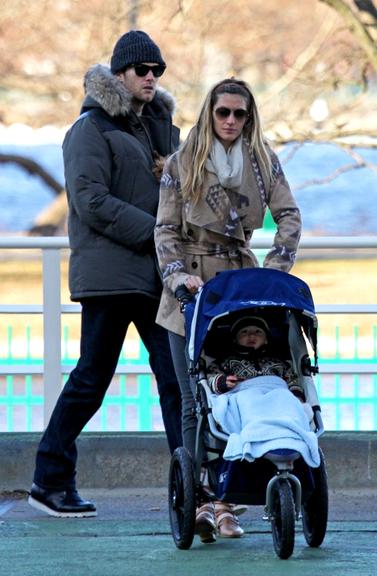 Gisele Bündchen e Tom Brady brincam com Benjamin no parque