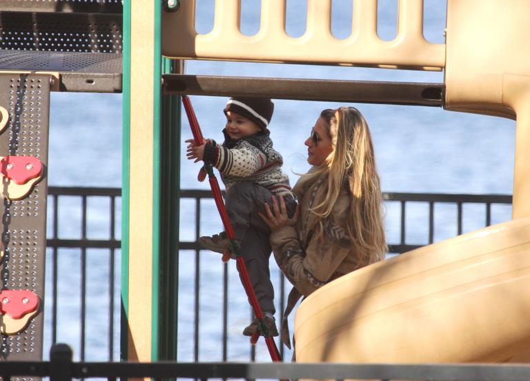 Gisele Bündchen e Tom Brady brincam com Benjamin no parque