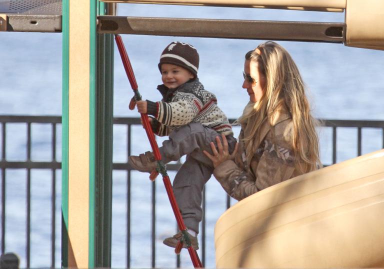 Gisele Bündchen e Tom Brady brincam com Benjamin no parque