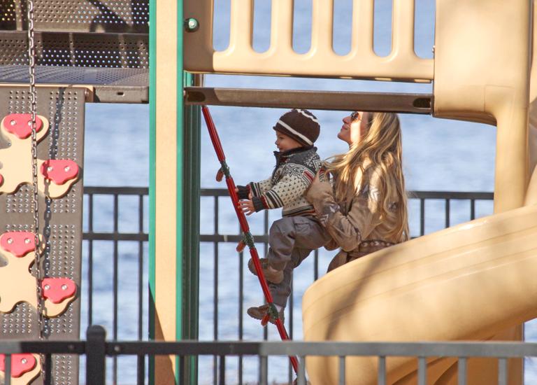 Gisele Bündchen e Tom Brady brincam com Benjamin no parque