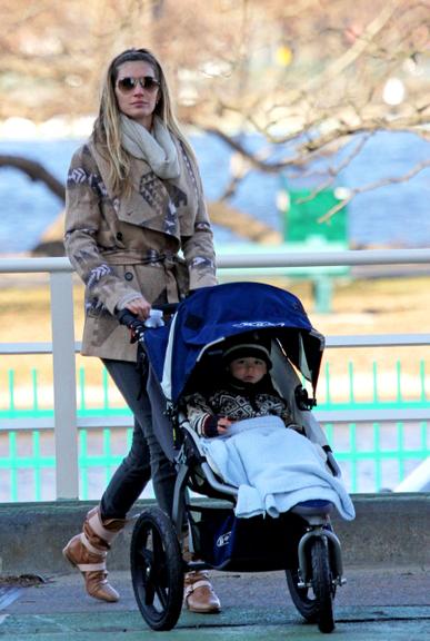 Gisele Bündchen e Tom Brady brincam com Benjamin no parque