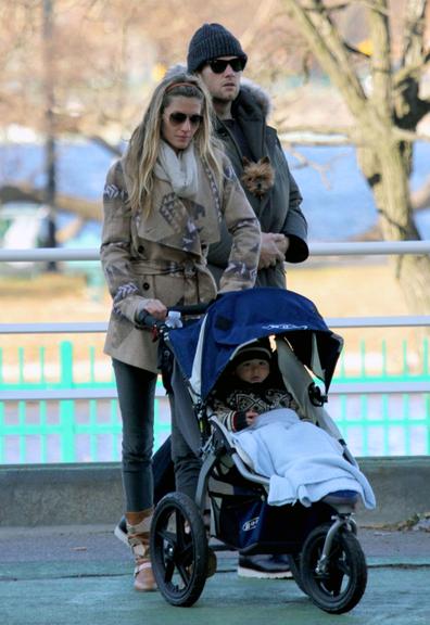 Gisele Bündchen e Tom Brady brincam com Benjamin no parque