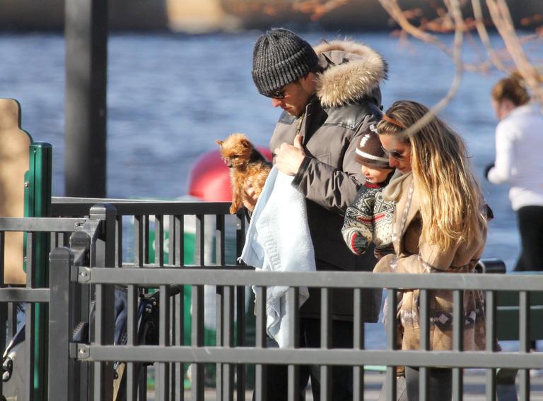 Gisele Bündchen e Tom Brady brincam com Benjamin no parque