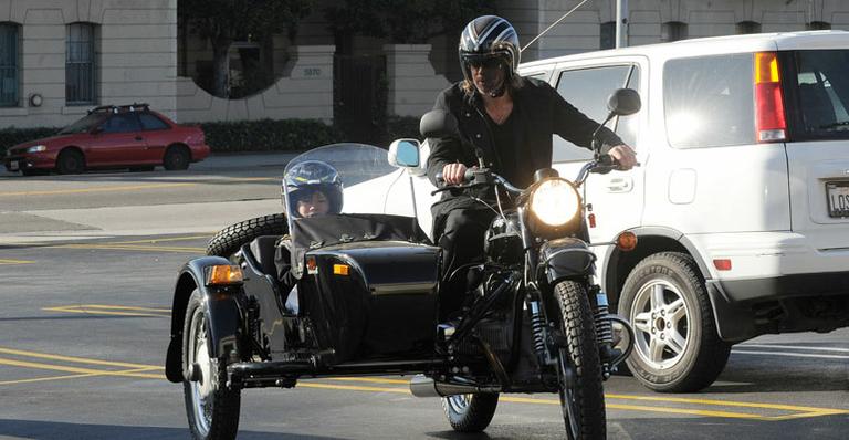 Brad Pitt passeia de moto com Pax pelas ruas de Los Angeles 