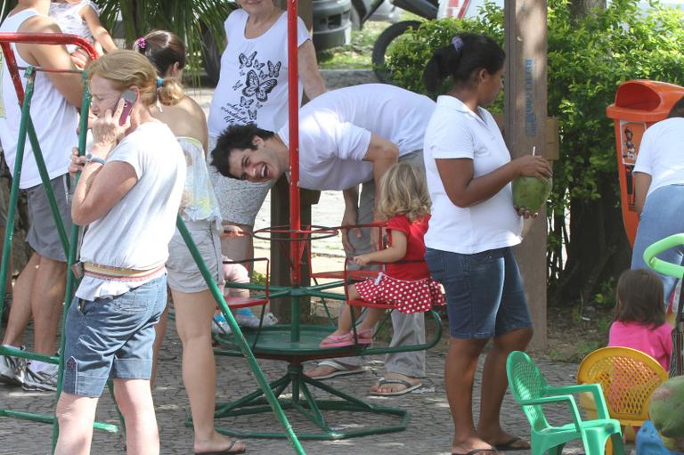 Mateus Solano brinca com sua pequena Flora na Lagoa Rodrigo de Freitas, RJ