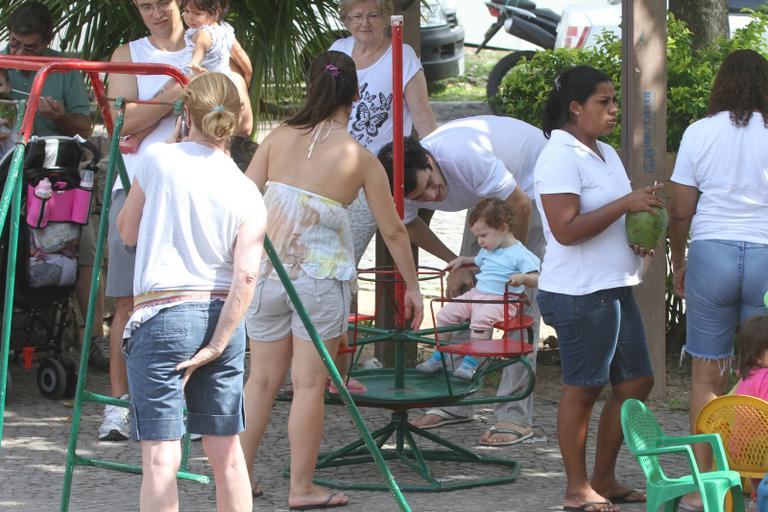 Mateus Solano brinca com sua pequena Flora na Lagoa Rodrigo de Freitas, RJ