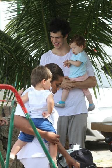 Mateus Solano brinca com sua pequena Flora na Lagoa Rodrigo de Freitas, RJ