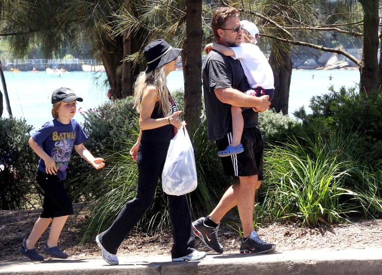 Russell Crowe pratica esportes para manter a boa forma em um dia de passeio em família