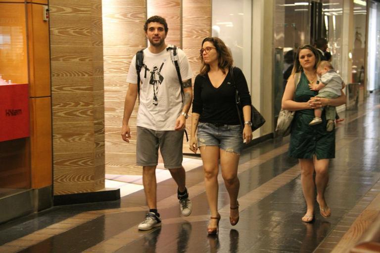 Davi Moraes e Maria Rita passeiam por shopping do Rio de Janeiro