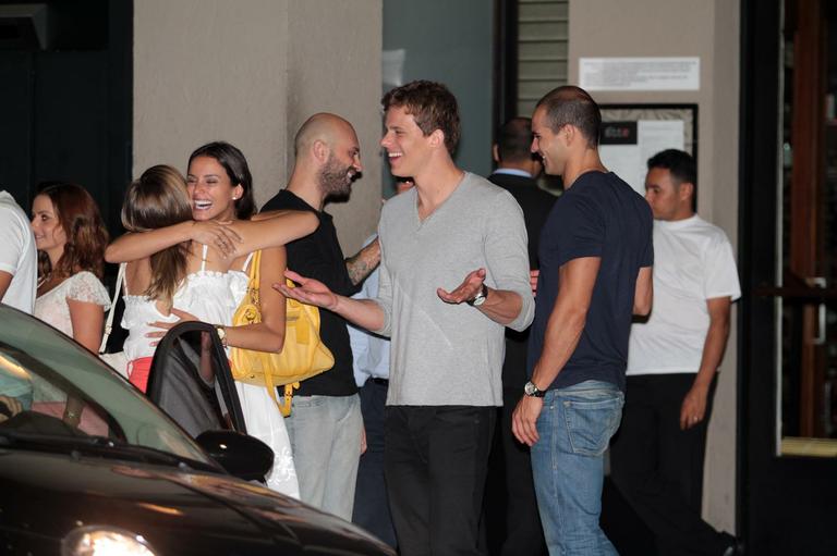 Cesar Cielo e Priscila Machado trocam beijos e carinhos em um restaurante em São Paulo na noite de quarta-feira, 4