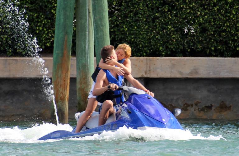 Shakira e Gerard Pique namoram no mar de Miami