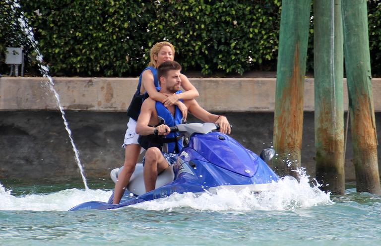 Shakira e Gerard Pique namoram no mar de Miami