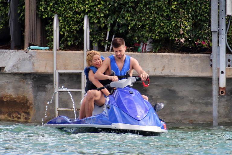 Shakira e Gerard Pique namoram no mar de Miami