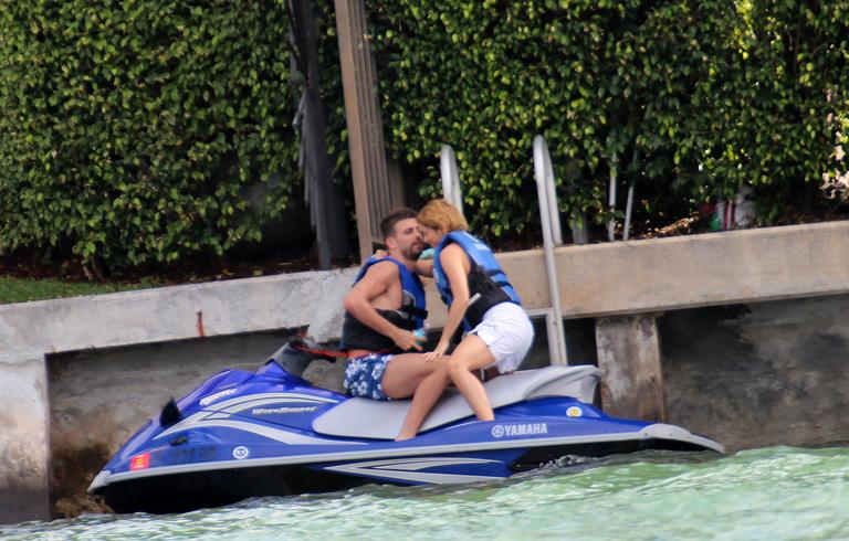 Shakira e Gerard Pique namoram no mar de Miami