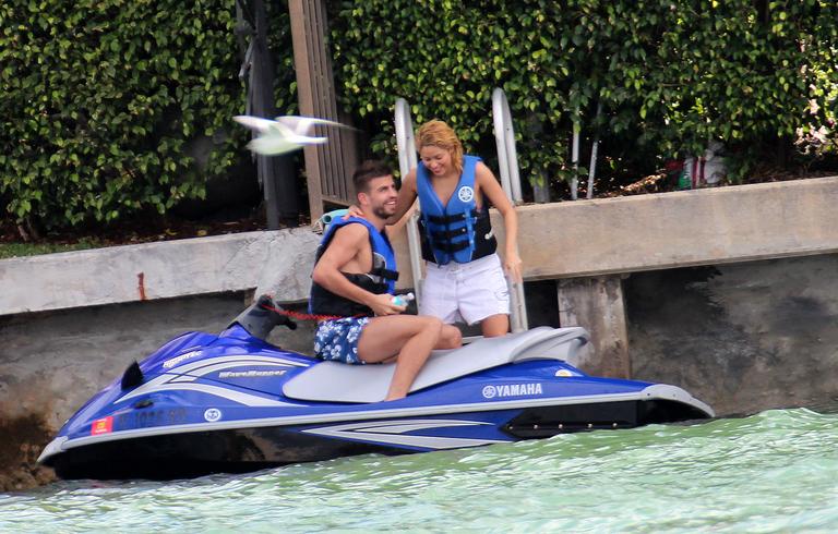 Shakira e Gerard Pique namoram no mar de Miami