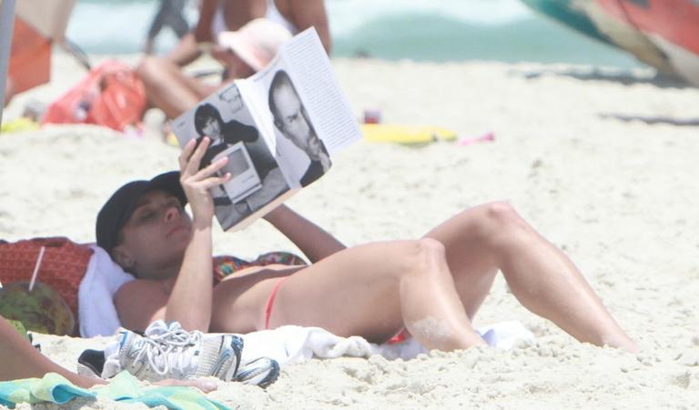 Carolina Dieckmann mostra boa forma na praia