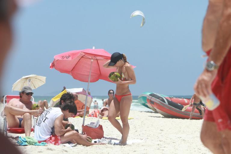 Carolina Dieckmann mostra boa forma na praia